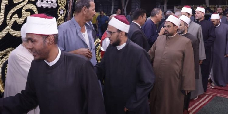 وفد من الأوقاف يؤدون واجب العزاء في شهيدات حادث المنوفية