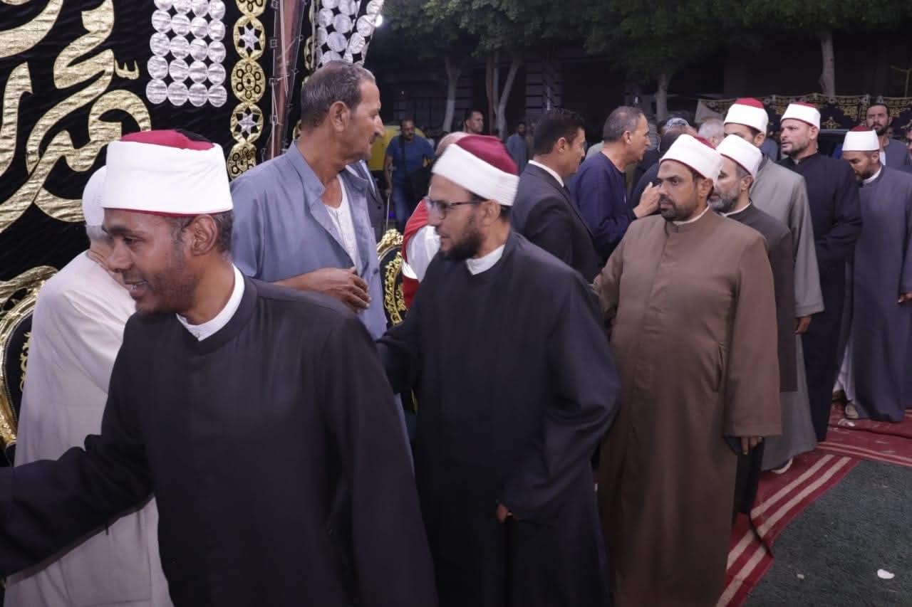 وفد من الأوقاف يؤدون واجب العزاء في شهيدات حادث المنوفية