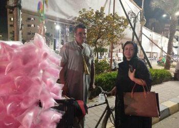 سيدة تفاجئ بائع غزل البنات على كورنيش بني سويف بتصرف إنساني غير متوقع
