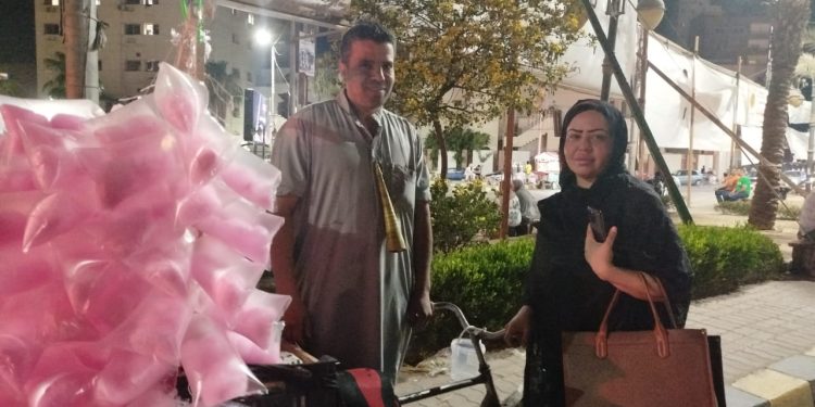 سيدة تفاجئ بائع غزل البنات على كورنيش بني سويف بتصرف إنساني غير متوقع
