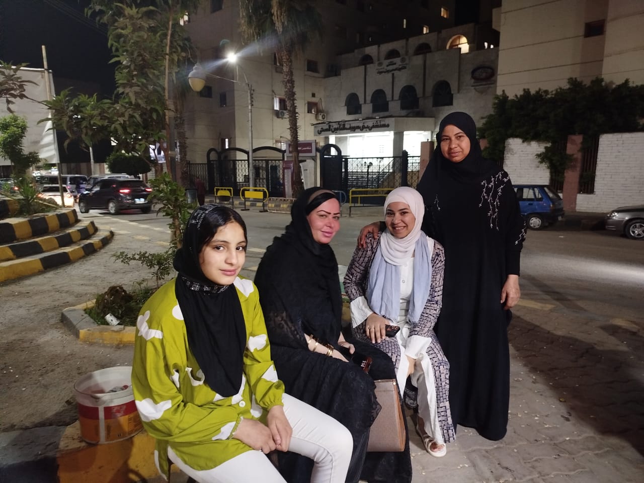الدكتورة شيماء جنيدي مع البائعات