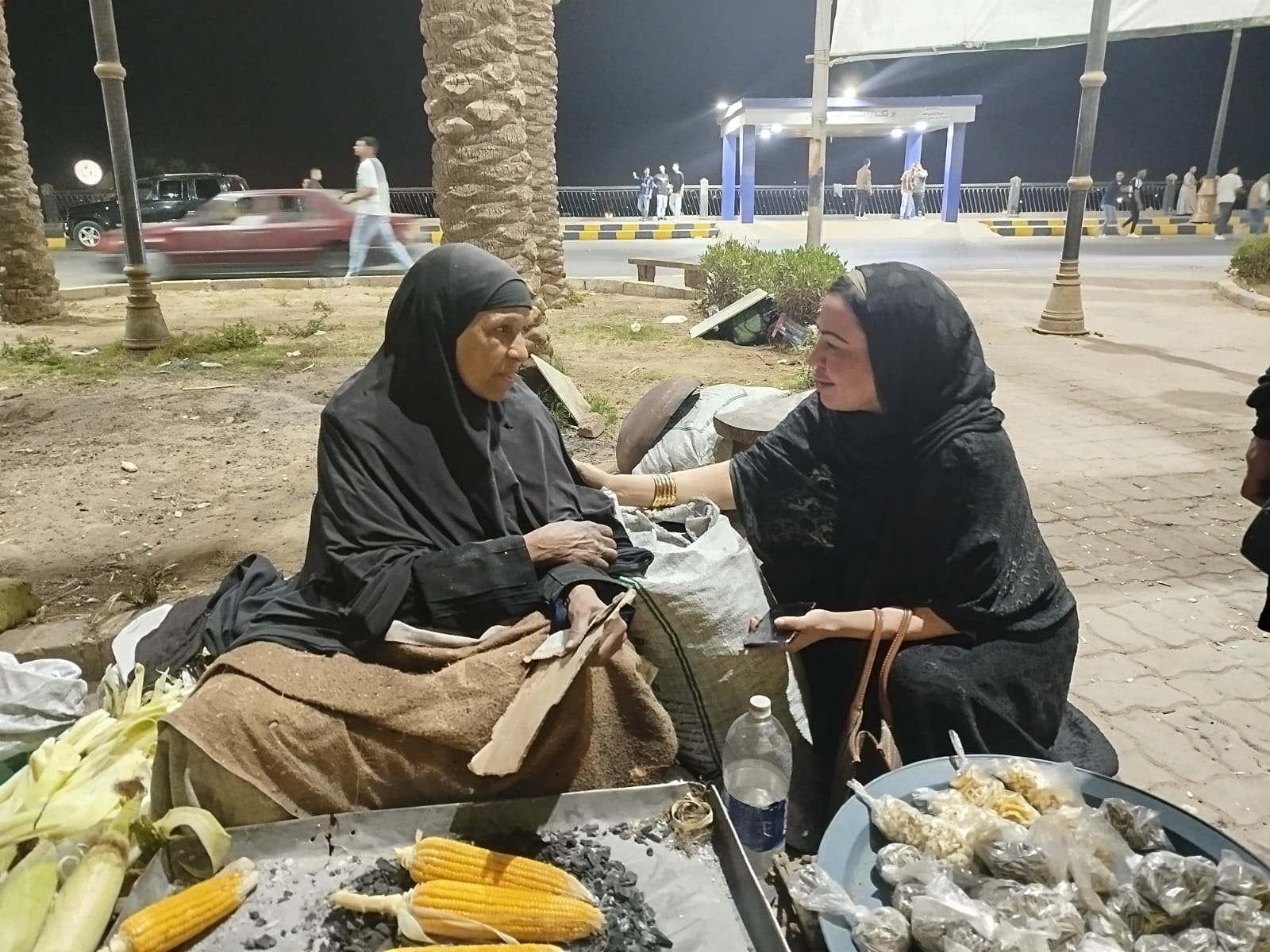الدكتورة شيماء جنيدي مع إحدى البائعات