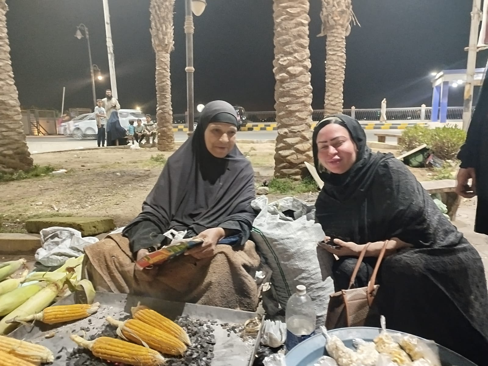 الدكتورة شيماء جنيدي مع إحدى البائعات