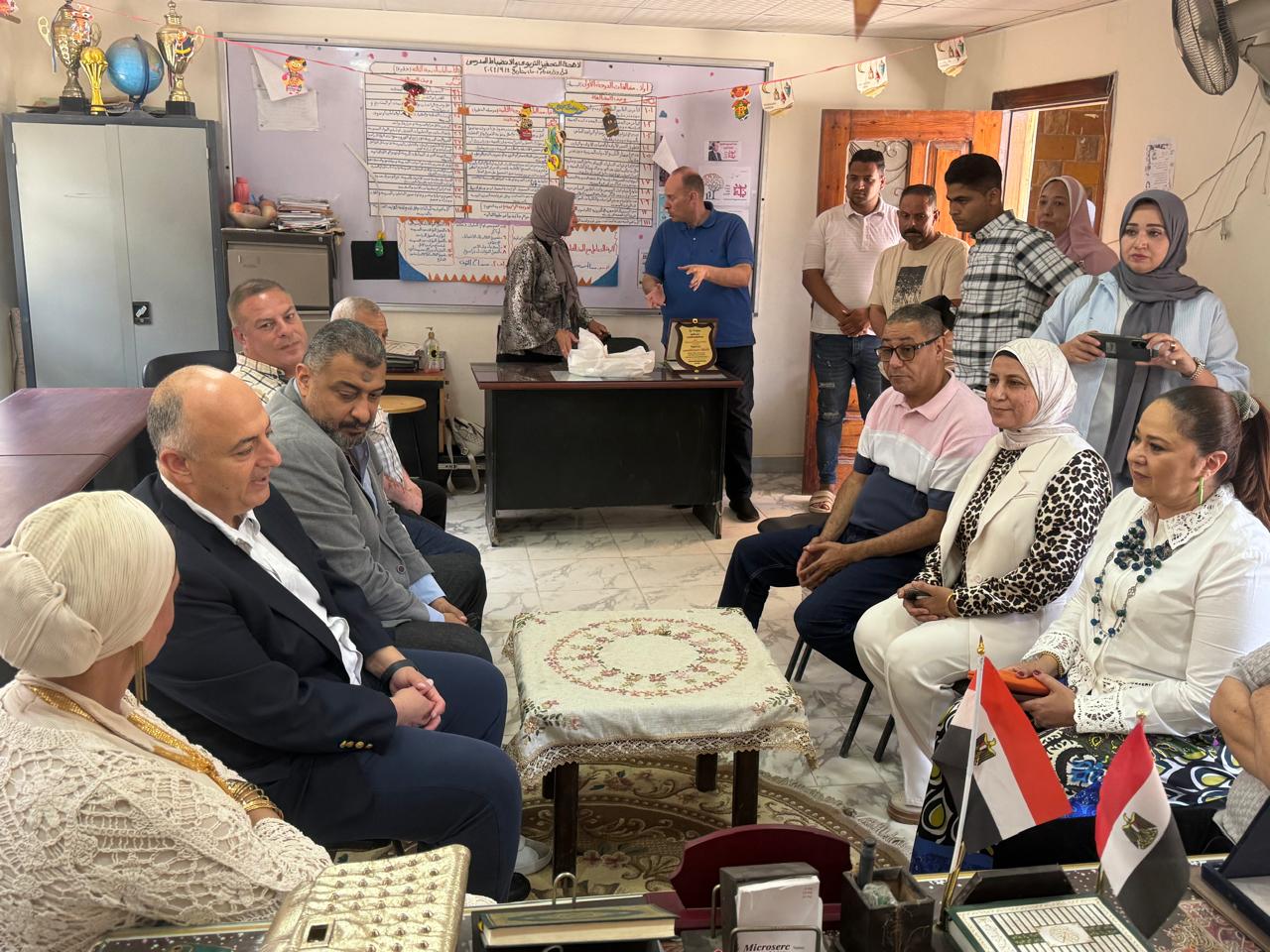 تيتان مصر تكرّم مديرة مدرسة"وادي القمر" لفوزها بالمركز الأول على الإسكندرية 