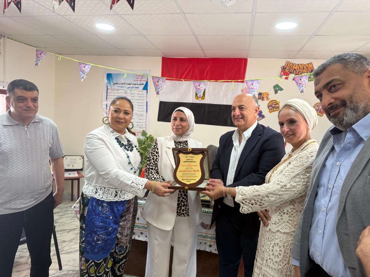  تكريم مديرة مدرسة وادي القمر من جانب تيتان مصر