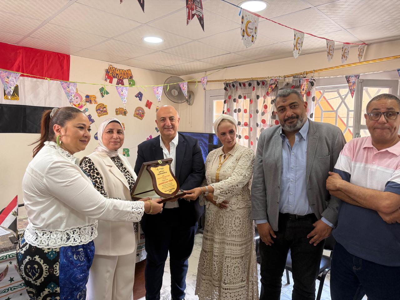 تيتان مصر تكرّم مديرة مدرسة"وادي القمر" لفوزها بالمركز الأول على الإسكندرية 