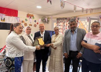 تيتان مصر تكرّم مديرة مدرسة”وادي القمر” لفوزها بالمركز الأول على الإسكندرية
