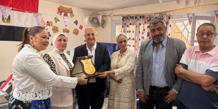 تيتان مصر تكرّم مديرة مدرسة”وادي القمر” لفوزها بالمركز الأول على الإسكندرية