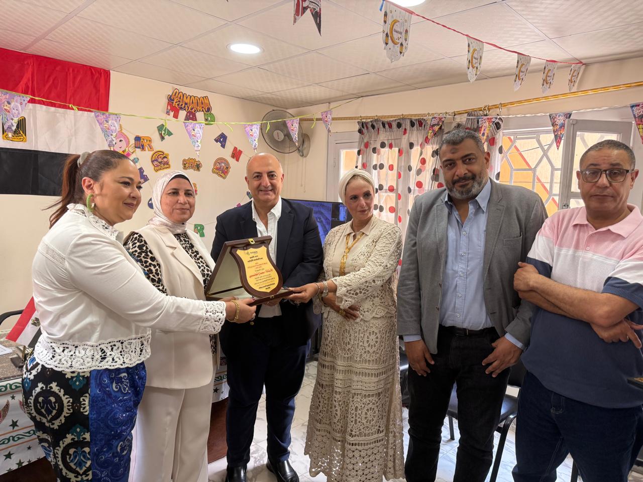 تيتان مصر تكرّم مديرة مدرسة"وادي القمر" لفوزها بالمركز الأول على الإسكندرية 