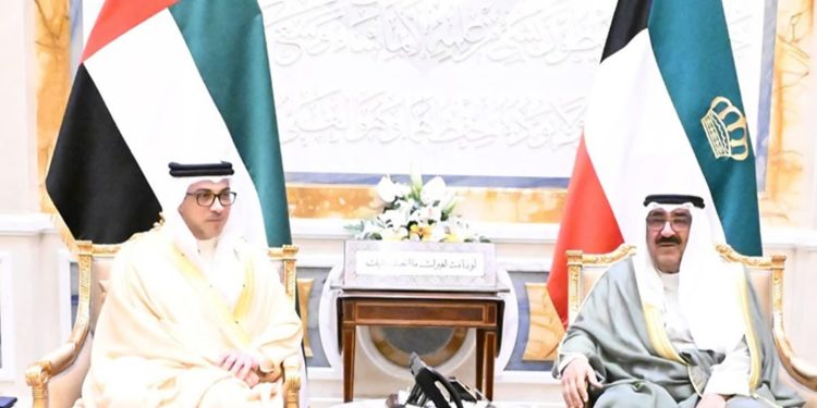 أمير الكويت يستقبل نائب رئيس الوزراء الإماراتي بقصر بيان