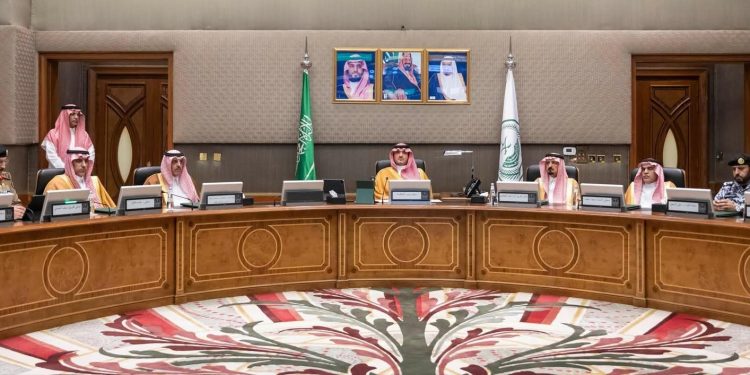 جانب من اجتماع وزير الداخلية السعودي مع القيادات