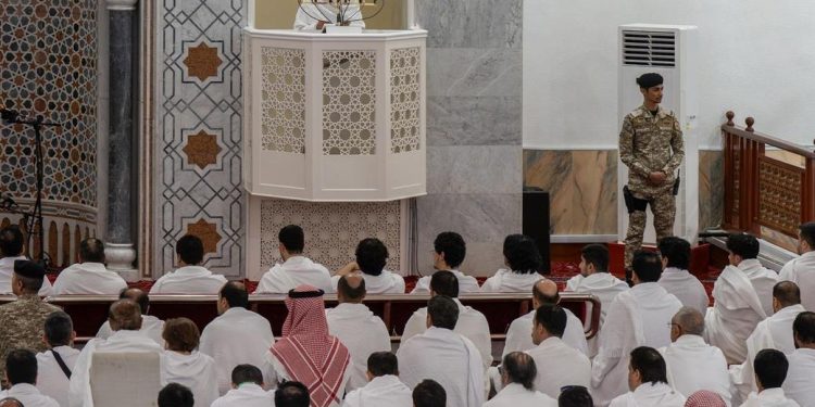 إمام وخطيب المسجد الحرام : يوم عرفة محطة إيمانية عظيمة تتجلى فيها معاني التوحيد والتقوى وتُستجاب فيه الدعوات
