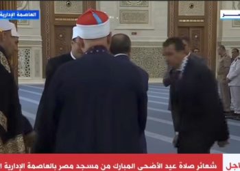 لاحظ إصابة في قدمه عند الوقوف لتحيته.. الرئيس يطمئن على أحد الأئمة بخطبة عيد الأضحى المبارك ويوجه بعلاجه