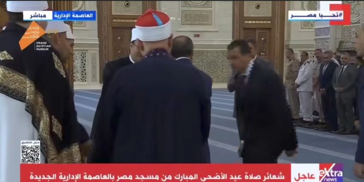 لاحظ إصابة في قدمه عند الوقوف لتحيته.. الرئيس يطمئن على أحد الأئمة بخطبة عيد الأضحى المبارك ويوجه بعلاجه
