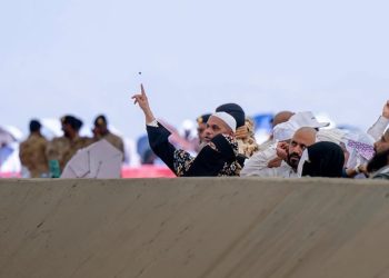 الحجاج يؤدون شعيرة رمي الجمرات في سهولة ويسر في ثاني أيام التشريق