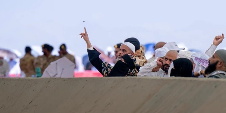 الحجاج يؤدون شعيرة رمي الجمرات في سهولة ويسر في ثاني أيام التشريق