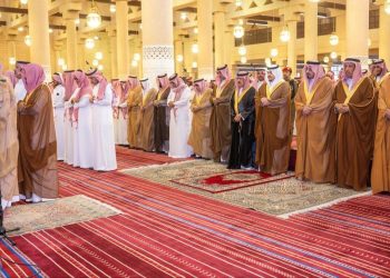 نائب أمير منطقة الرياض يؤدي صلاة الميت على الأمير فيصل بن تركي