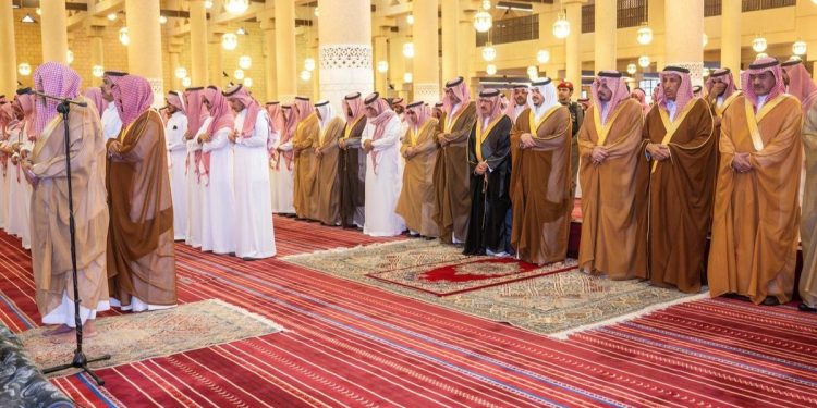 نائب أمير منطقة الرياض يؤدي صلاة الميت على الأمير فيصل بن تركي