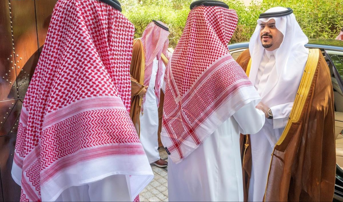 نائب أمير منطقة الرياض يؤدي صلاة الميت على الأمير فيصل بن تركي