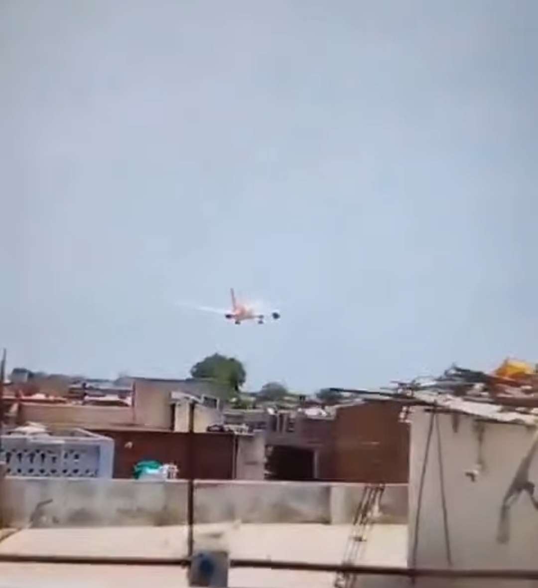 الطائرة الهندية قبل سقوطها وتحطمها بلحظات 
