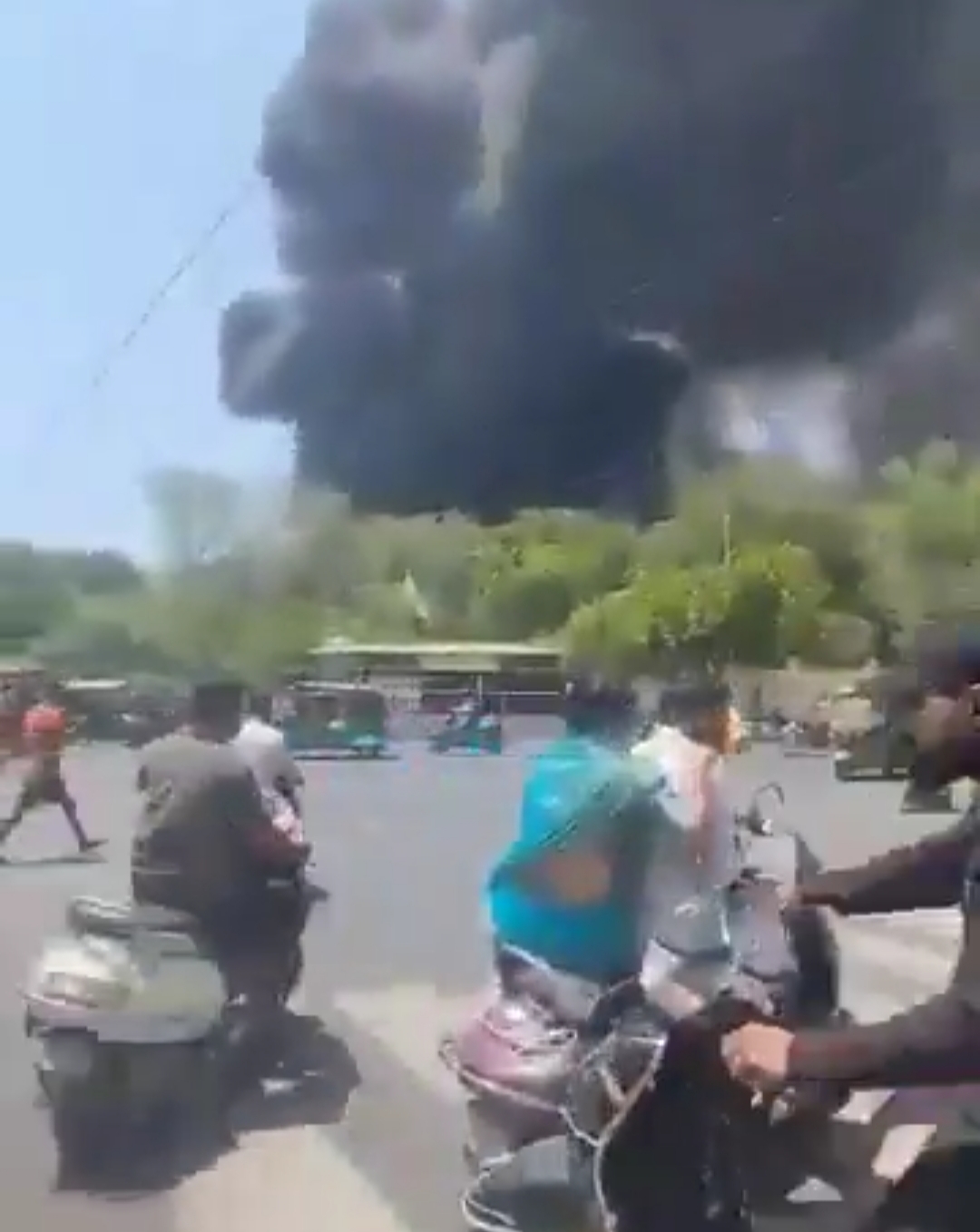 المواطنين في الهند يشاهدون تحطم الطائرة 