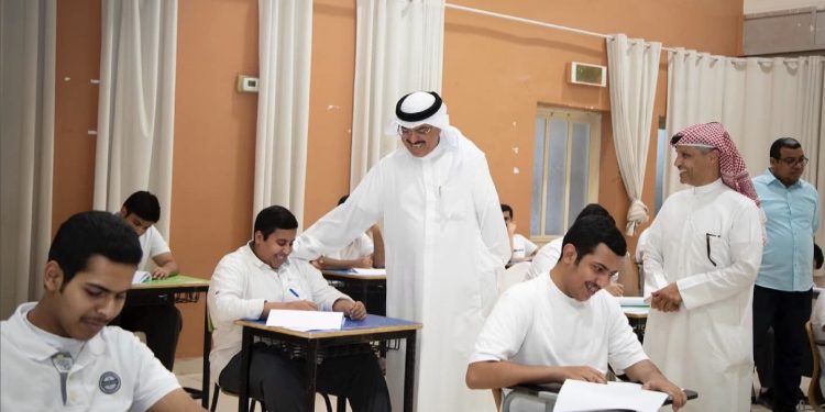 الطبطبائي يتفقد عددا من لجان امتحانات الصف الثاني عشر في الفروانية