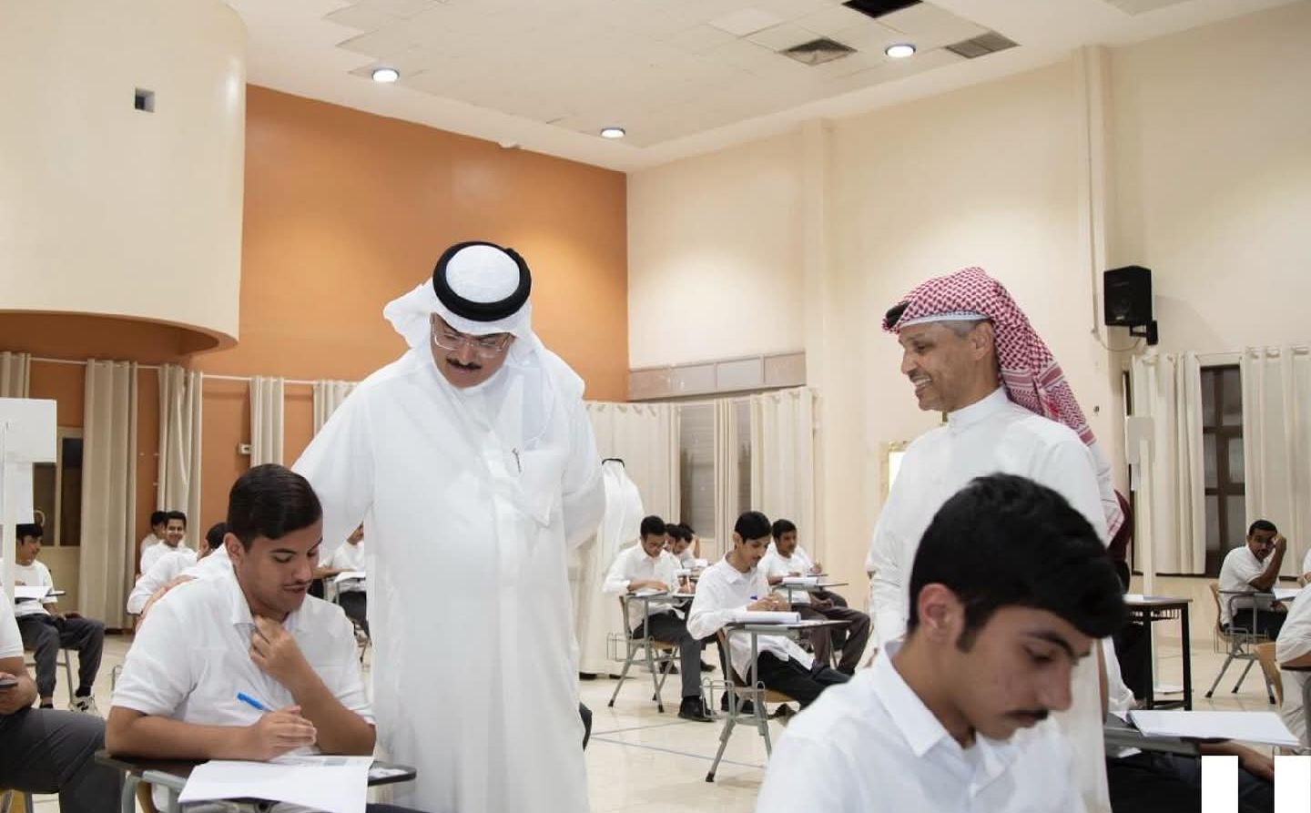 الطبطبائي يتفقد عددا من لجان امتحانات الصف الثاني عشر في الفروانية