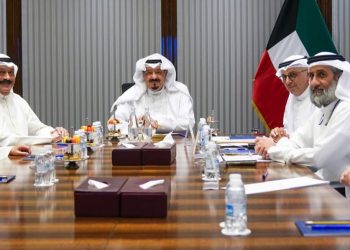رئيس الوزراء الكويتي يبحث آخر تطورات إنشاء محطات توليد الطاقة الكهربائية وتقطير المياه