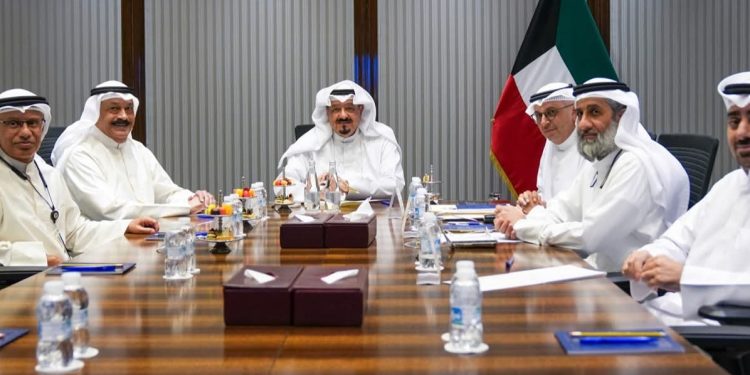 رئيس الوزراء الكويتي يبحث آخر تطورات إنشاء محطات توليد الطاقة الكهربائية وتقطير المياه