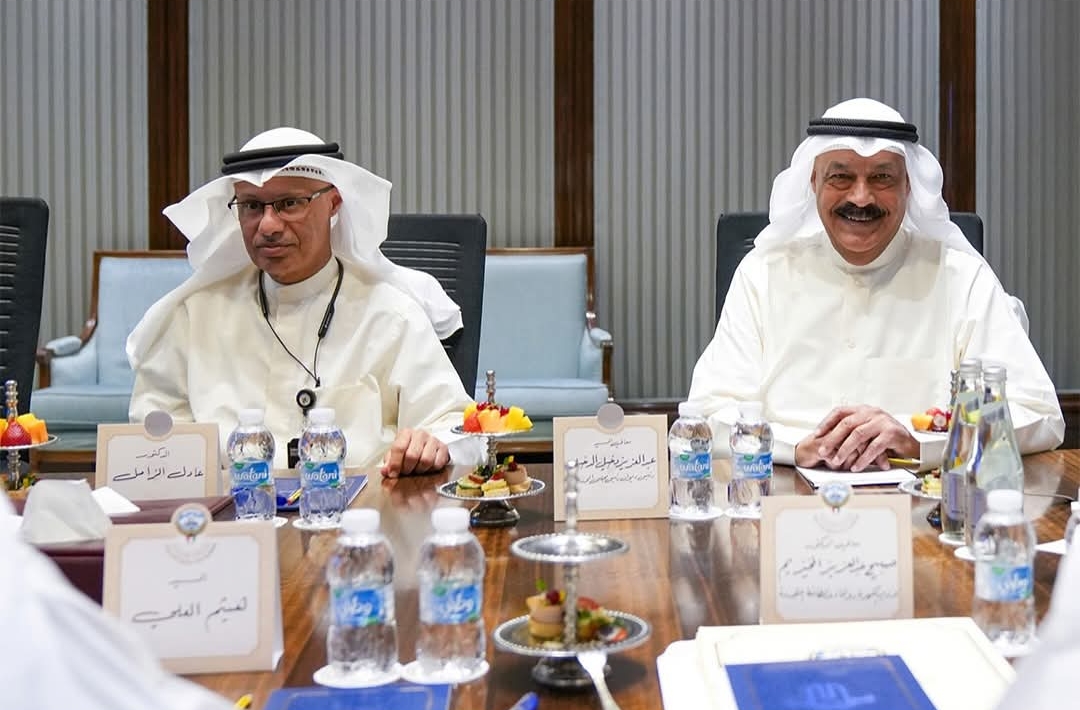 رئيس الوزراء الكويتي يبحث آخر تطورات إنشاء محطات توليد الطاقة الكهربائية وتقطير المياه