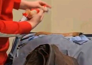 جانب من تفتيش رجال جمارك مطار القاهرة حقائب أجني
