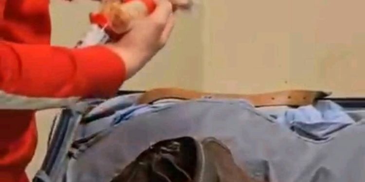 جانب من تفتيش رجال جمارك مطار القاهرة حقائب أجني