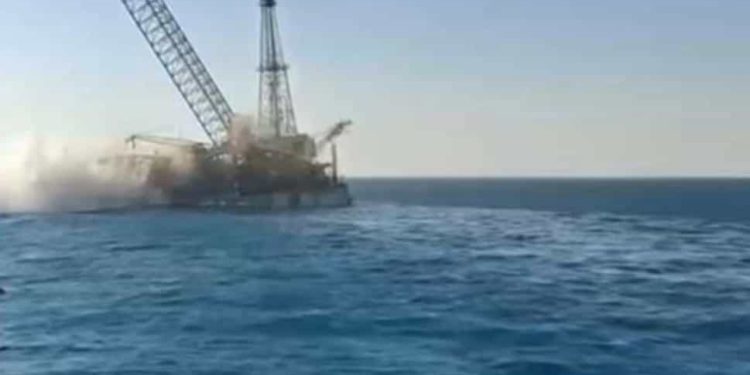 حفار البترول الغارق بجبل الزيت