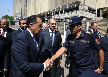 رئيس الوزراء يتفقد "سنترال رمسيس" ويوجه الشكر لرجال الحماية المدنية