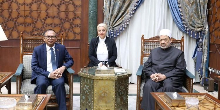 فضيلة الإمام الأكبر شيخ الأزهر وسفير كمبوديا