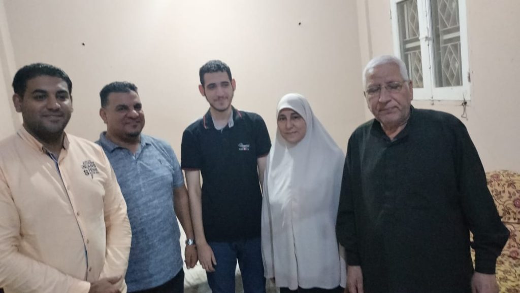 مدير مكتب اسماعيل موسي مع اول الثانوية العامة واسرته 