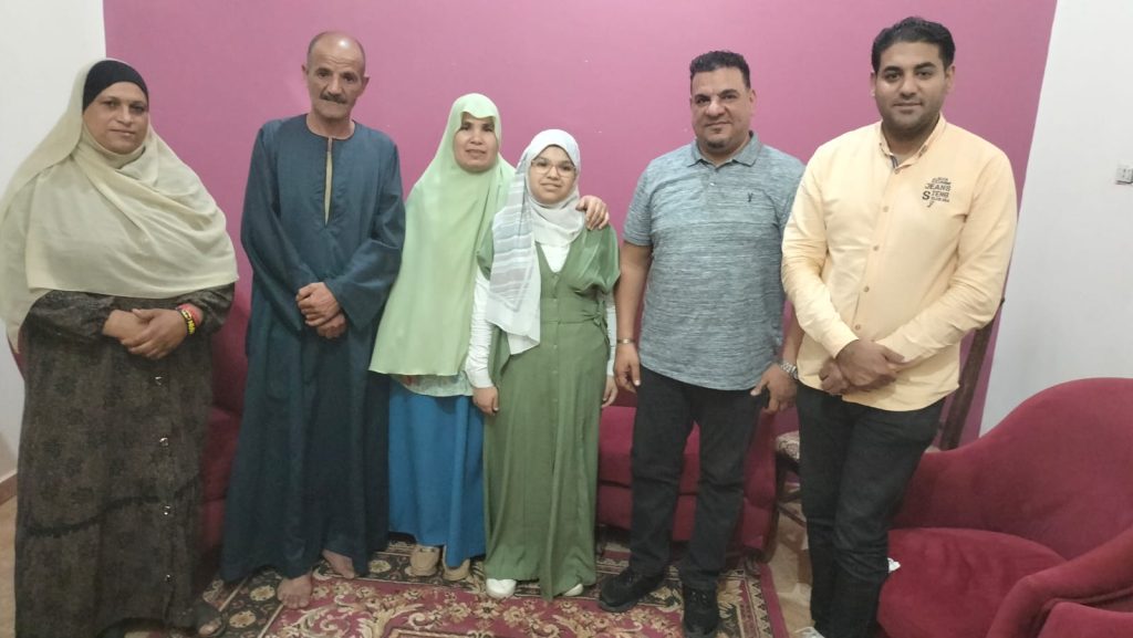 مدير مكتب اسماعيل موسي مع الأولي علي الثانوية العامة دمج واسرتها 