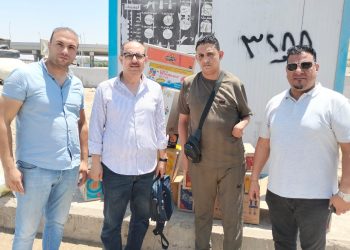 الكابتن إسماعيل موسي يدعم شابا من ذوي الإعاقة
