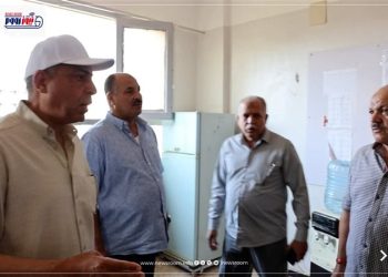 محافظ المنيا ومدير المدرسة أثناء الزيارة