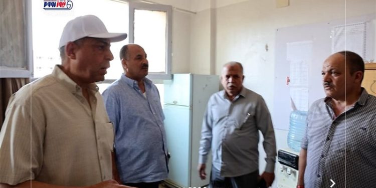 محافظ المنيا ومدير المدرسة أثناء الزيارة
