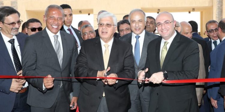 محافظ بني سويف ووزير التعليم العالي في إفتتاح مجمع طب النهضة