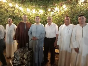 احمد الجنيدي يتوسط بعض الضيوف 