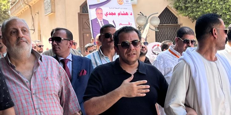 النائب السابق محمود ابوعزوز بين المواطنين