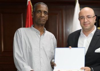 محافظ بني سويف يكرم عامل مزلقان