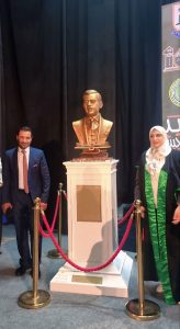 تمثال مشرفة يتوسط محمد ماضي وعميدة علوم القاهرة 