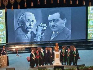 تمثال مشرفة يتوسط قيادات جامعة القاهرة 