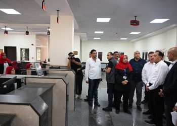 رئيس الوزراء أثناء تفقده مجمع خدمات المواطنين