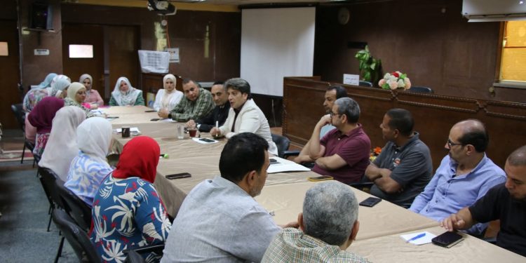 مدير فرع التأمين الصحي ببنى سويف مع قيادات الفرع