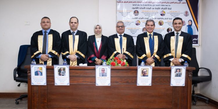 الباحثة أحلام أبوالفضل بين أعضاء لجنة المناقشة والحكم