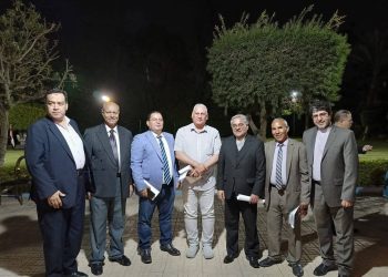 السفير الإيراني يتوسط المدعوين